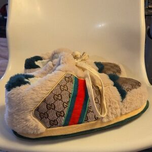 Plush Slipper Beige Faux-Fur Slippers with Green and Red Web Stripe
